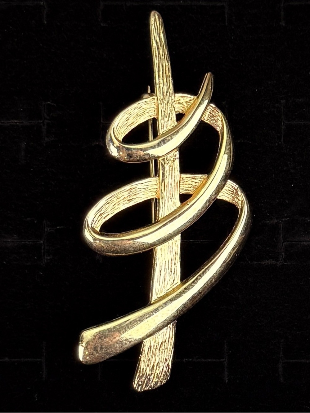 Vintage Signer JJ Gold Tone Modernist Ribbon Swirl Brooch Pin
